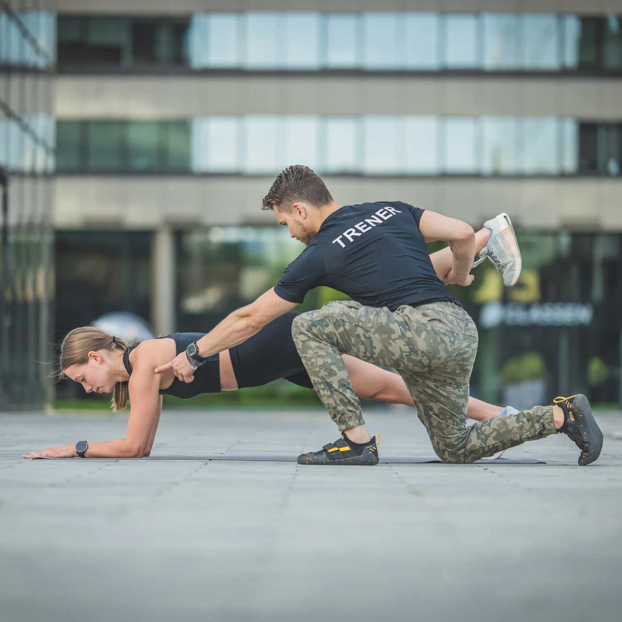 Trener personalny Konrad Grzesik z Krakowa jest trenerem również na siłowni Fabryka Ciao przy Fabrycznej 13.