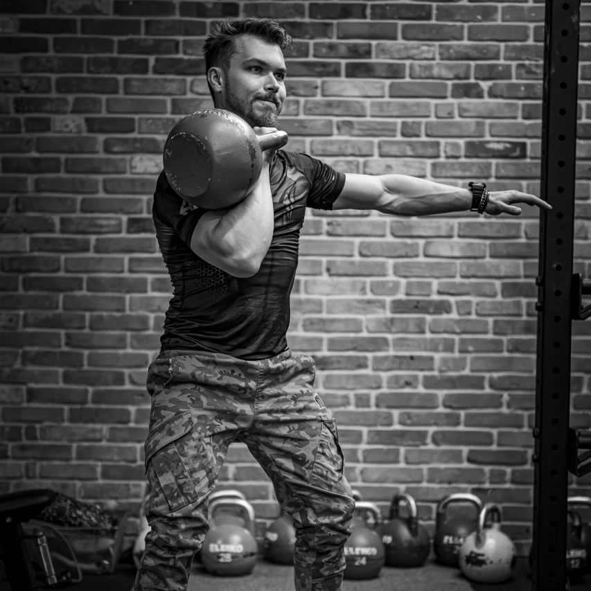 Trener personalny z Krakowa, Konrad Grzesik, prowadzi treningi w My Fitness Place przy Mogilskiej 97.