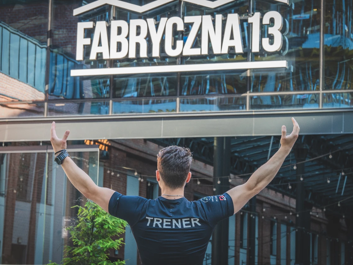 Konrad Grzesik – trener personalny na siłowni My Fitness Place przy ul. Mogilskiej 97 w Krakowie, który prowadzi również treningi na siłowni Fabryka Ciao przy Fabrycznej 13. Konrad Grzesik – trener personalny na siłowni My Fitness Place przy ul. Mogilskiej 97 w Krakowie, który prowadzi również treningi na siłowni Fabryka Ciao przy Fabrycznej 13.